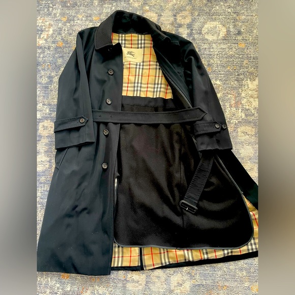 Stylish Burberry long trench coat with removable liner. - Picture 7 of 16